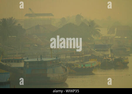 Palembang, South Sumatra, Indonesia. 17th Sep, 2019. SOUTH SUMATRA, INDONESIA - SEPTEMBER 17 : A view of Palembang city cover haze caused forest fire on September 17, 2019 in Palembang city, South Sumatra province, Indonesia. Indonesia Forest fires caused parts of Sumatra to be covered with haze and included Singapore and Malaysia. Credit: Sijori Images/ZUMA Wire/Alamy Live News Stock Photo