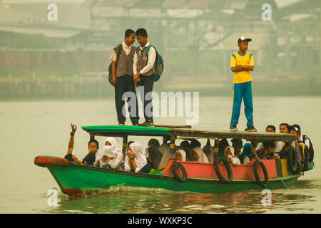 Palembang, South Sumatra, Indonesia. 17th Sep, 2019. SOUTH SUMATRA, INDONESIA - SEPTEMBER 17 : Students goes to school with condition unhealthy air caused forest fire on September 17, 2019 in Palembang city, South Sumatra province, Indonesia. Indonesia Forest fires caused parts of Sumatra to be covered with haze and included Singapore and Malaysia. Credit: Sijori Images/ZUMA Wire/Alamy Live News Stock Photo