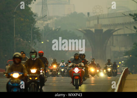 Palembang, South Sumatra, Indonesia. 17th Sep, 2019. SOUTH SUMATRA, INDONESIA - SEPTEMBER 17 : A view of Palembang city cover haze caused forest fire on September 17, 2019 in Palembang city, South Sumatra province, Indonesia. Indonesia Forest fires caused parts of Sumatra to be covered with haze and included Singapore and Malaysia. Credit: Sijori Images/ZUMA Wire/Alamy Live News Stock Photo