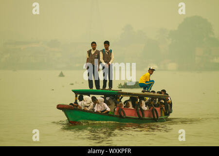 Palembang, South Sumatra, Indonesia. 17th Sep, 2019. SOUTH SUMATRA, INDONESIA - SEPTEMBER 17 : Students goes to school with condition unhealthy air caused forest fire on September 17, 2019 in Palembang city, South Sumatra province, Indonesia. Indonesia Forest fires caused parts of Sumatra to be covered with haze and included Singapore and Malaysia. Credit: Sijori Images/ZUMA Wire/Alamy Live News Stock Photo