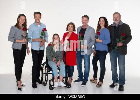 from left: Actress Katrin INGENDOH plays the role of Judith Schaefer, actor Philipp Oliver BAUMGARTEN plays the role of Alexander Maiwald, actress Clara APEL plays the role of Pia Richter, actress Claudia SCHMUTZLER plays the role of Astrid Richter, actor Herbert ULRICH plays the role by Henning Maiwald, actress Katja FRENZEL plays the role of Tina Richter, actor Wolfgang HAENTSCH, Hantsch, plays the role of Bruno Maiwald, in the ARD television series 'Red Roses' (ARD), portrait, portrait, portrait, cropped single image, single motive, the first, First German Television, on the occasion of th Stock Photo
