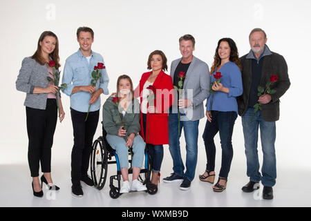 from left: Actress Katrin INGENDOH plays the role of Judith Schaefer, actor Philipp Oliver BAUMGARTEN plays the role of Alexander Maiwald, actress Clara APEL plays the role of Pia Richter, actress Claudia SCHMUTZLER plays the role of Astrid Richter, actor Herbert ULRICH plays the role by Henning Maiwald, actress Katja FRENZEL plays the role of Tina Richter, actor Wolfgang HAENTSCH, Hvssntsch, plays the role of Bruno Maiwald, in the ARD television series 'Red Roses' (ARD), portraits, portraits, portrait, cropped single image, single motive, the first, First German Television, on the occasion o Stock Photo