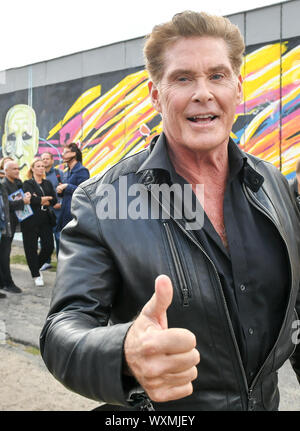 Berlin, Germany. 17th Sep, 2019. David Hasselhoff stands in front of the East Side Gallery at a presentation of the Audible original audio book 'Up Against The Wall - Mission Mauerfall'. The publication date is October 3, 2019. Credit: Jens Kalaene/dpa-Zentralbild/dpa/Alamy Live News Stock Photo