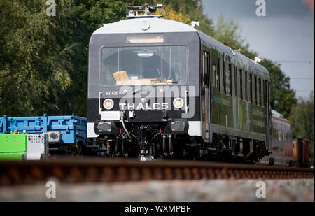 17 September 2019, Saxony, Schlettau: A railcar belonging to the military and transport company Thales is undergoing a test run at Schlettau station. The train is remotely controlled via the new 5G mobile radio standard. Vodafone has built one of the first 5G stations in Germany at the station in Schlettau. In the future, trains could be controlled remotely, for example in freight transport. The research train is part of the Smart Rail Connectivity Campus project led by Chemnitz University of Technology. In the meantime, more than 120 partners from science and industry, including Vodafone, hav Stock Photo