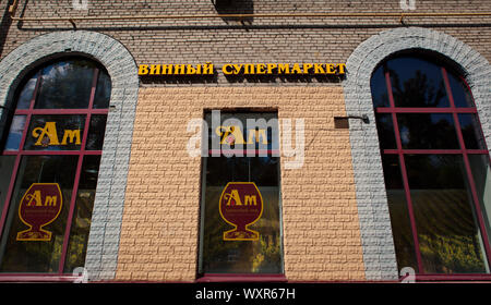 Aromatnyi mir russian alcohol retailer Stock Photo