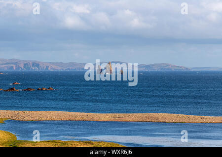 Braewick Beach & Da Drongs,  Da Drongs are a collection of spectacular granite stacks in St Magnus Bay, Mainland, Shetland islands, Scotland, UK Stock Photo