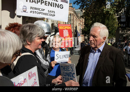 Television presenter and broadcaster David Dimbleby speaks to pro-remain protesters outside The Supreme Court as the first day of the hearing to rule on the legality of suspending or proroguing Parliament begins on September 17th 2019 in London, United Kingdom. The ruling will be made by 11 judges in the coming days to determine if the action of Prime Minister Boris Johnson to suspend parliament and his advice to do so given to the Queen was unlawful. David Dimbleby is a British journalist and former presenter of current affairs and political programmes, now best known for the BBCs long-runnin Stock Photo