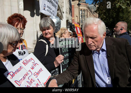 Television presenter and broadcaster David Dimbleby speaks to pro-remain protesters outside The Supreme Court as the first day of the hearing to rule on the legality of suspending or proroguing Parliament begins on September 17th 2019 in London, United Kingdom. The ruling will be made by 11 judges in the coming days to determine if the action of Prime Minister Boris Johnson to suspend parliament and his advice to do so given to the Queen was unlawful. David Dimbleby is a British journalist and former presenter of current affairs and political programmes, now best known for the BBCs long-runnin Stock Photo