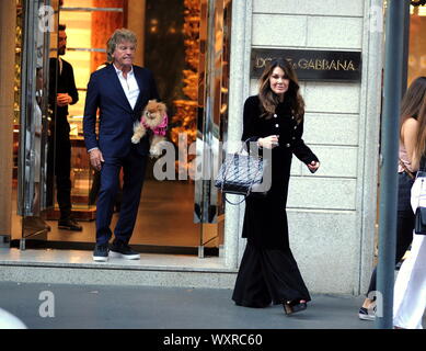 Milan, Italy. 17th Sep 2019. Milan, Lisa Vanderpump with her husband Ken Todd from Dolce and Gabbana The well-known British restaurateur, TV personality and former actress LISA VANDERPUMP arrives downtown with her husband KEN TODD and enter the Dolce & Gabbana boutique in via Montenapoleone. They leave after more than an hour and after a walk they return to the hotel. Credit: Independent Photo Agency Srl/Alamy Live News Stock Photo