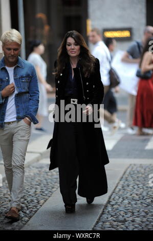 Milan, Italy. 17th Sep 2019. Milan, Lisa Vanderpump with her husband Ken Todd from Dolce and Gabbana The well-known British restaurateur, TV personality and former actress LISA VANDERPUMP arrives downtown with her husband KEN TODD and enter the Dolce & Gabbana boutique in via Montenapoleone. They leave after more than an hour and after a walk they return to the hotel. Credit: Independent Photo Agency Srl/Alamy Live News Stock Photo