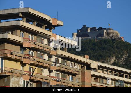 Deva in Transylvanien (Siebenbürgen), Rumänien: Wohnblock und Burg Stock Photo