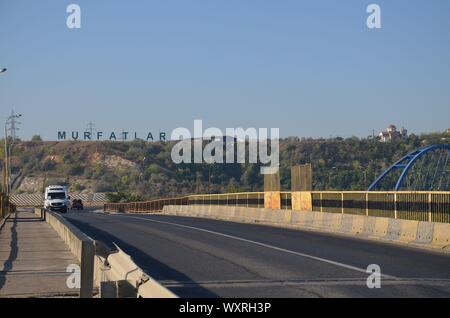 Murfatlar, eine Stadt in der Dobrudscha, Rumänien: Brücke und Schriftzug am Berg Stock Photo