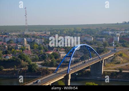 Murfatlar, eine Stadt in der Dobrudscha, Rumänien: Blick auf Stadt und Brücke Stock Photo