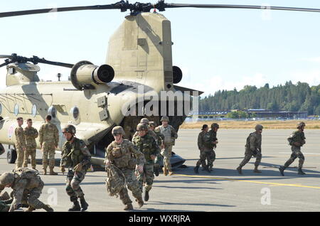 U.S. Army Soldiers from 1-2 Stryker Brigade Combat Team and Indian Army Soldiers participated in live-fire demonstrations and load training during exercise Yudh Abhyas 19 at Joint Base Lewis-McChord.  (U.S. Army photo by Staff Sgt. Joseph Tolliver, 1-2 Stryker Brigade Combat Team.) Stock Photo