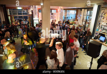 Hamburg, Germany. 17th Sep, 2019. Visitors stand during the presentation of the new food concept 'Henry likes Pizza' in the restaurant Barefood Deli. Credit: Georg Wendt/dpa/Alamy Live News Stock Photo