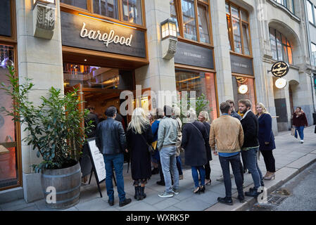Hamburg, Germany. 17th Sep, 2019. During the presentation of the new food concept 'Henry likes Pizza' in the restaurant 'Barefood Deli' guests are standing in front of the entrance. Credit: Georg Wendt/dpa/Alamy Live News Stock Photo