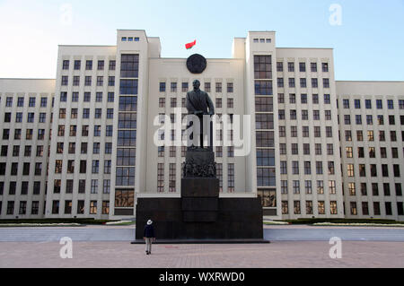 Tourist at Independence Square in Minsk stood in front of the statue of Lenin Stock Photo