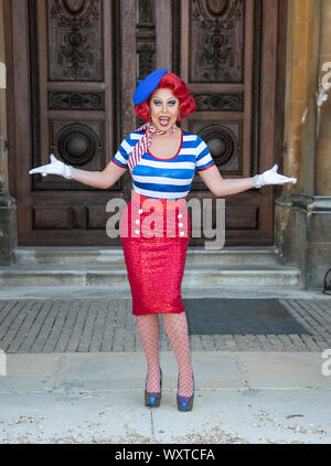 La Voix (Polly Pot et Pan) attends the Beauty & The Beast pantomime press launch at Waddesdon Manor, Aylesbury. Stock Photo