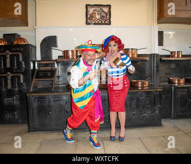 Andy Collins (Louis Pot et Pan) and La Voix (Polly Pot et Pan) attend the Beauty & The Beast pantomime press launch at Waddesdon Manor, Aylesbury. Stock Photo