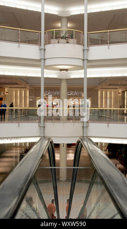 Mall of America er Nordamerikas største kjøpesenter, med eget hotel, fornøyelsespark m.m.  Bloomingdales Stock Photo