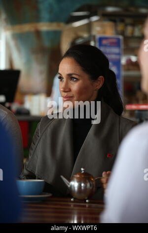 Prince Harry, Duke of Sussex and Meghan, Duchess of Sussex depart after a meeting with young people in the Mental Health Sector at Maranui Cafe on October 29, 2018 in Wellington, New Zealand. Stock Photo