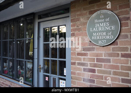 city of hereford plaque marking a home of 1627 hereford mayor james laurence, hereford, england Stock Photo