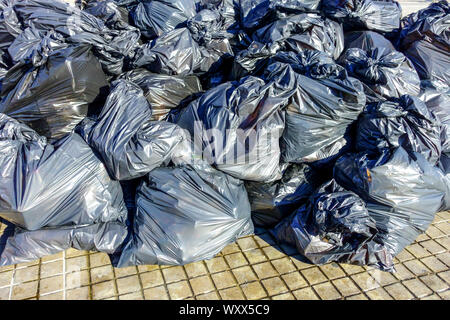 https://l450v.alamy.com/450v/wxx5c9/pile-of-full-plastic-bags-of-garbage-wxx5c9.jpg