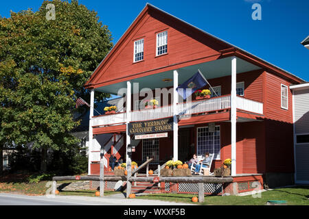 Tourists at the traditional and quaint Vermont Country Store which sells food, souvenirs and gifts in Weston, Vermont, New England, USA Stock Photo