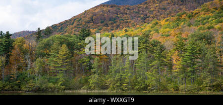 The Fall colours at picturesque and spectacular The Equinox Mountain and Pond in Manchester, Vermont, USA Stock Photo