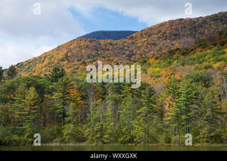 The Fall colours at picturesque and spectacular The Equinox Mountain and Pond in Manchester, Vermont, USA Stock Photo