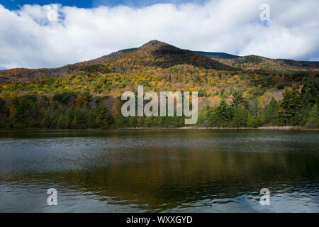 The Fall colours at picturesque and spectacular The Equinox Mountain and Pond in Manchester, Vermont, USA Stock Photo