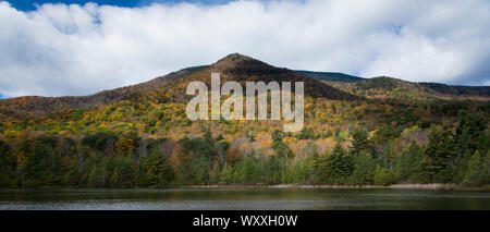 The Fall colours at picturesque and spectacular The Equinox Mountain and Pond in Manchester, Vermont, USA Stock Photo