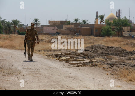 Samarra, Iraq. 18th Sep, 2019. A member of the Peace Companies (Saraya al-Salam), an Iraqi armed group linked to Iraq's Shia community and part of the Iraqi state-sponsored Popular Mobilization Forces (PMF), patrols as part of security precautions against potential threats by the so-called Islamic State (IS) terror group. Credit: Ameer Al Mohammedaw/dpa/Alamy Live News Stock Photo