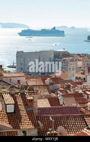 Norwegian Star Cruise ship in the Panama Canal Stock Photo - Alamy