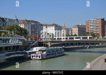 Wien, Hauptstadt Österreichs: Blick von der Schwedenbrücke auf den Donaukanal Stock Photo