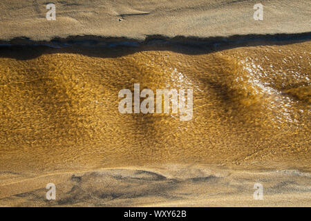 Detalles de arena y agua (Sand and water features). Playa Dail Beag Beach. Lewis Island. Outer Hebrides. Scotland, UK Stock Photo