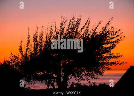 Lyme Bay, UK. 18th September 2019. UK Weather. Sunset over Lyme Bay, Isle of Portland. credit: stuart fretwell/Alamy Live News Stock Photo