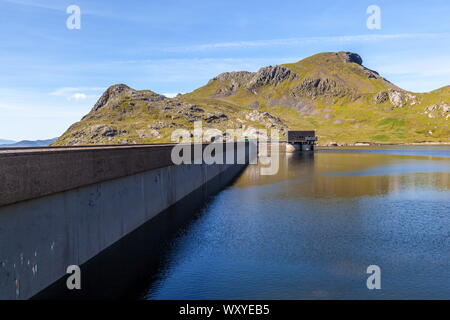 Llyn Stwlan, the upper reservoir of the Ffestiniog power station. Moelwyn Bach stands at the far end of the dam Stock Photo
