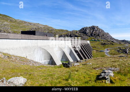 Llyn Stwlan, the upper reservoir of the Ffestiniog power station. Craig Stwlan stands at the far end of the dam Stock Photo