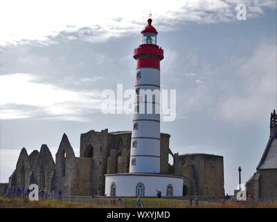 Abbaye Saint-Mathieu de Fine-Terre , phare pointe saint mathieu , phare blanc et rouge , phare saint mathieu Stock Photo