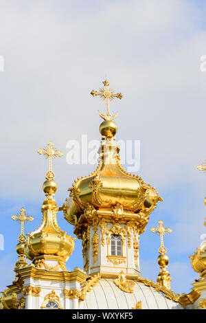 Peterhof, Saint Petersburg, Russia, august 2019. Detail of the golden domes and decoration of the Royal church museum, a magnificent neoclassical chur Stock Photo