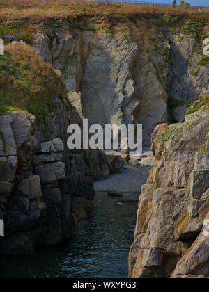Crique de la pointe saint mathieu encerclé de falaises , plage de galets , falaises qui tombent dans la mer , photo  de crique Stock Photo