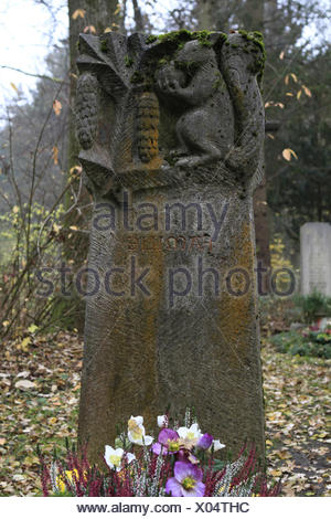 Geschmuecktes Grab auf einem Friedhof an Allerheiligen