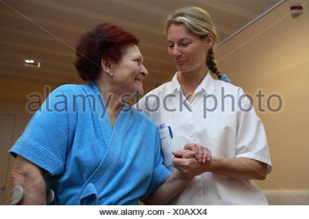 Clinic, physiotherapist, patient, senior, crutch, lead, walking practise, help, eye contact, smile, half portrait, sick person's station, ward, occupation, nursing home, nursing occupations, people, women, two, old, senior citizens, bathrobe, nursing-destitute, in need of care, Reha, nurse, nurse, nursing staff, practice, nursing force, coach, support, support, help, allowance, care, care, convalescense, healing, trust, accompaniment, gratitude, inside,
