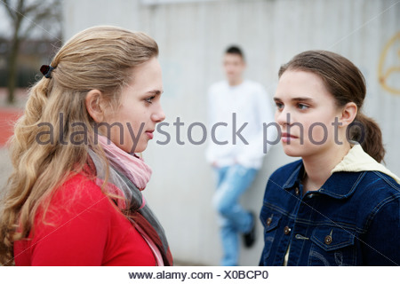 Die jungs sind eifersüchtig auf ein mädchen, das mit jemand anderem ausgeht