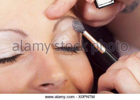 Lidschatten Auftragen Stock Photo Alamy