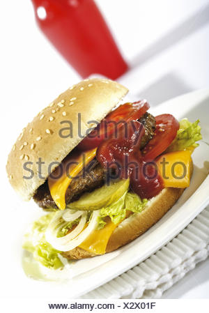 Grosser Burger Auf Teller Stock Photo Alamy