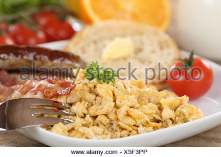 Ruhrei Wurstchen Und Gemuse Zum Fruhstuck Stock Photo Alamy