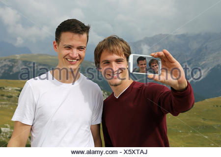 Freunde schießen ein Foto mit dem Smartphone als Erinnerung an den Urlaub