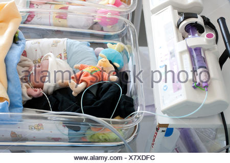 Enteral feeding premature newborn baby with tube-feeding, Neonatology ...